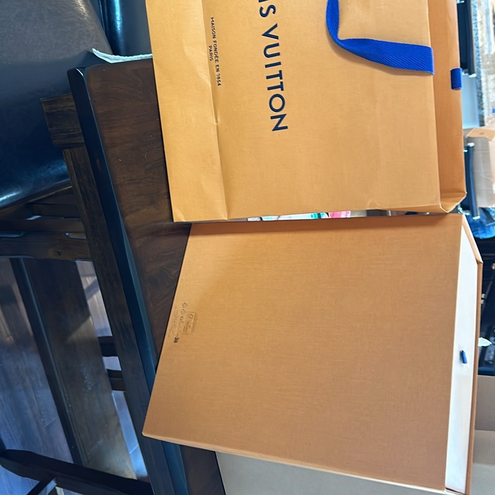 LOUIS VUITON BOX AND SHOPPING BAG - Picture 6 of 6